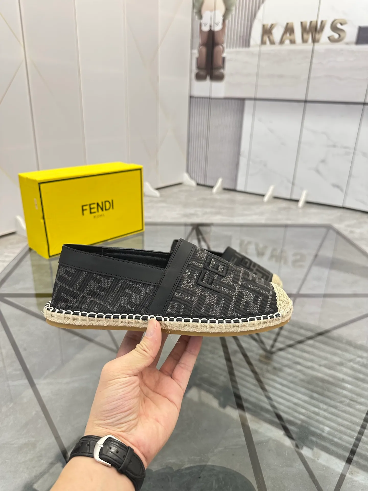 Selling men's shoes 💰: 💰P420¥ Product trademark: Fendi* "Fendi*" low-top fisherman's shoes Regular size: 38-44 (can be customized to 37.45) Product materials: upper imported cowhide stitched with original fabric, sheepskin lining, original outsole. Number: 1023